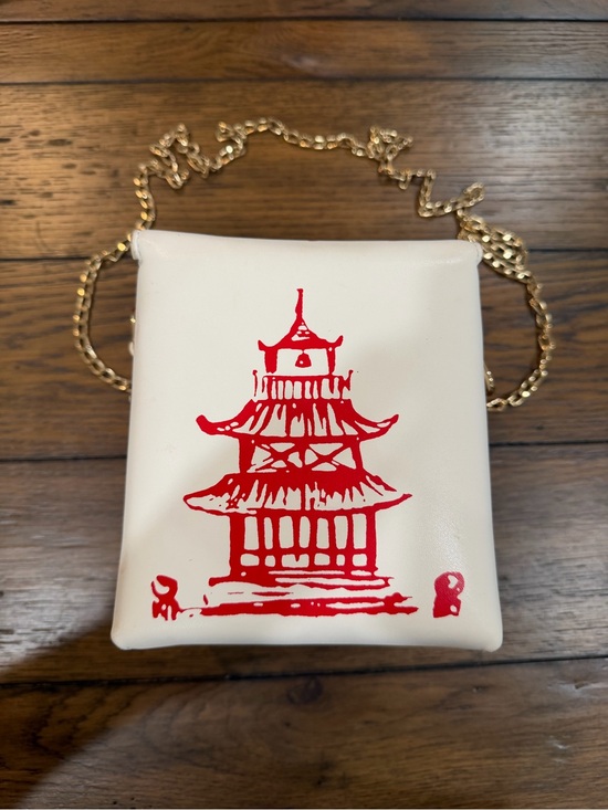 Source Unknown Handbags - White Crossbody Chinese food Bag with Red Print and Gold Chain Strap